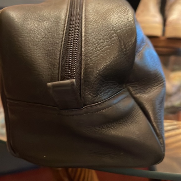 Black leather men’s cosmetic bag. Size 10X5. Calf leather great pre owned . - Picture 5 of 8